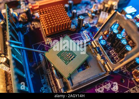 Moderner Prozessor CPU auf dem Motherboard des Computers. Das Konzept der Technologie Hardware und Reparatur im Neonlicht Stockfoto