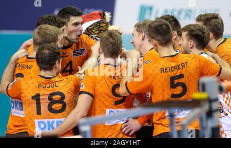 Berlin, Deutschland. 22 Dez, 2019. Volleyball, Männer: Bundesliga, Berlin Volleys - Vereinigte Volleys Frankfurt, Hauptrunde, 11. Spieltag, Max-Schmeling-Halle. BR Volleys Team steht in einem Kreis und Jubel für den Sieg. Der Berliner Nicolas Le Goff (4. von links) Anrufe aus zu seinen Teamkollegen. Credit: Andreas Gora/dpa/Alamy leben Nachrichten Stockfoto