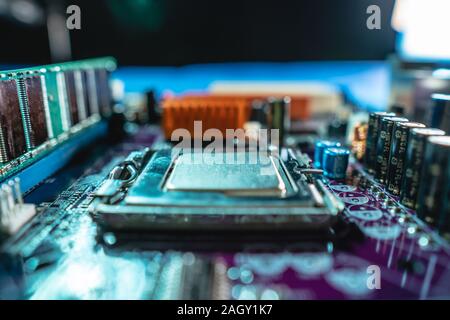 Moderner Prozessor CPU auf dem Motherboard des Computers. Das Konzept der Technologie Hardware und Reparatur im Neonlicht Stockfoto