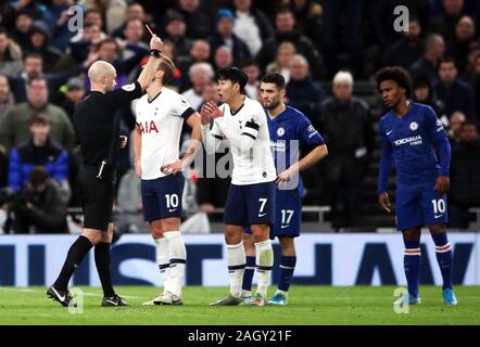 Schiedsrichter Anthony Taylor zeigt Tottenham Hotspur's Sohn Heung-min (Mitte) eine Rote Karte nach einer VAR Überprüfung während der Premier League Spiel gegen Tottenham Hotspur Stadium, London. Stockfoto