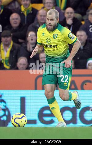 Norwich, UK. 21 Dez, 2019. Teemu Pukki von Norwich City läuft mit dem Ball während der Premier League Match zwischen Norwich City und Wolverhampton Wanderers im Carrow Road am 21. Dezember 2019 in Norwich, England. Credit: PHC Images/Alamy leben Nachrichten Stockfoto