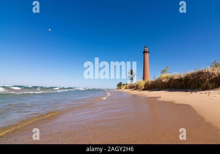 Wenig Sable Point Lighthouse auf einem schönen Herbstnachmittag. Michigan, USA Stockfoto