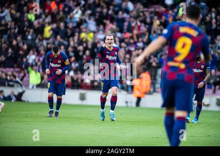 Barcelona, Spanien. 21 Dez, 2019. Dezember 2019 21; Camp Nou, Barcelona, Katalonien, Spanien; La Liga Fußball, Barcelona gegen Deportivo Alaves; Antoine Griezmann des FC Barcelona feiert, als er Noten für 1-0 in der 14 Minute - Redaktionelle Verwendung Credit: Aktion Plus Sport Bilder/Alamy leben Nachrichten Stockfoto