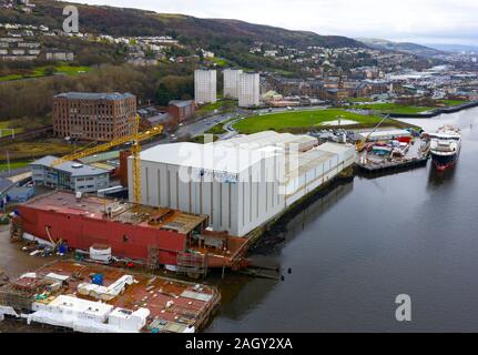 Luftaufnahme von kürzlich verstaatlicht Ferguson Marine Werft und Calmac Fähre MV Glen Sannox auf dem Clyde in Port Glasgow, Schottland, Großbritannien Stockfoto