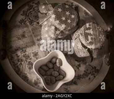 Zwei Gläser mit heißer Schokolade mit Marshmallows in Weihnachten ambient Stockfoto