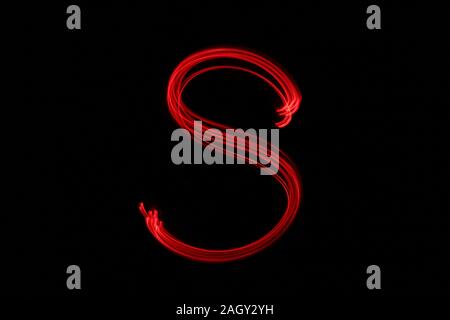 Licht Malerei Fotografie der Buchstaben des Alphabets, die Lichterketten in Neon Rot Farbe vor einem schwarzen Hintergrund dargestellt. Fotos mit langer Belichtungszeit. Stockfoto