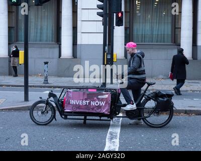London cycle Kurier auf Pedal mir Fahrrad mit Crowdcube investieren Sie jetzt anmelden Anzeige an der Seite des Cargo Bike Stockfoto