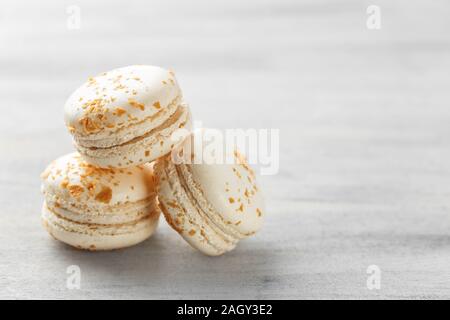 Französische macarons. Stapel weiße Praline Makronen auf grauem Hintergrund. Platz kopieren Stockfoto