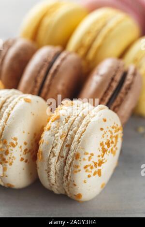 Schließen Sie herauf Bild der pastellfarbenen Macarons als Hintergrund, Makroaufnahme, selektiver Fokus Stockfoto
