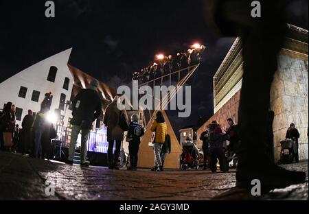 München, Deutschland. 22 Dez, 2019. Die erste Hanukkah Kerze brennt bei einem internationalen Erinnerungsservice für Überlebende des Holocaust im Jüdischen Zentrum München. Die offizielle Zeremonien mit der Beleuchtung der Kerzen der Menorah statt in New York, München und Moskau, sowie auf den 23. Dezember in Paris und an der Klagemauer in Jerusalem in Israel. Quelle: Angelika Warmuth/dpa/Alamy leben Nachrichten Stockfoto