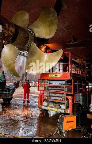 Arbeitnehmer bei Harland und Wolff in Belfast, beginnen die Arbeiten an der ersten Schiff durch Einbau auf der Werft zu gehen seit der Übernahme durch London Energieunternehmen InfraStrata in mit einem??6m Rescue beschäftigen, die von der Werft vor der Schliessung gerettet. Stockfoto