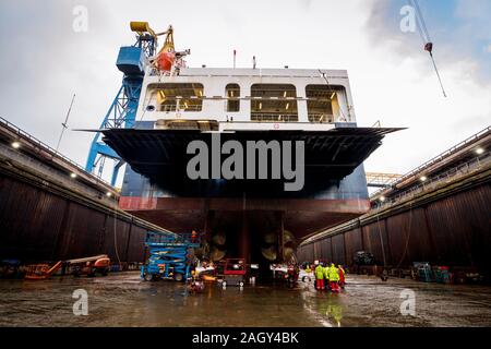 Arbeitnehmer bei Harland und Wolff in Belfast, beginnen die Arbeiten an der ersten Schiff durch Einbau auf der Werft zu gehen seit der Übernahme durch London Energieunternehmen InfraStrata in mit einem??6m Rescue beschäftigen, die von der Werft vor der Schliessung gerettet. Stockfoto