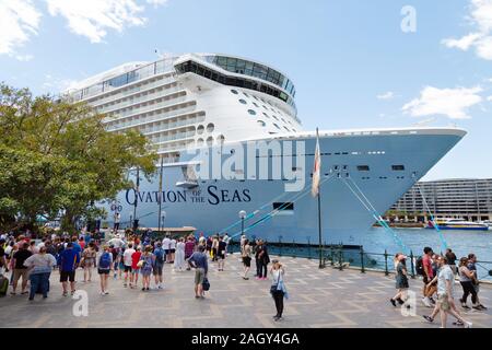 Royal Caribbean International Kreuzfahrtschiff, Ovation der Meere in den Hafen von Sydney, Sydney, Australien Stockfoto