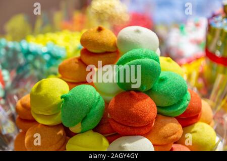 Hintergrund mit bunten grossen Obst Süßigkeiten Sortiment suchen Wie Französische macarons Stockfoto
