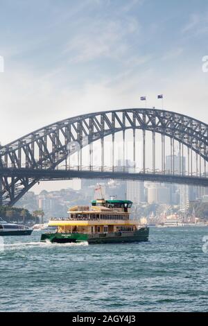 Die Sydney Harbour Bridge und eine Fähre, an einem sonnigen Tag im November, den Hafen von Sydney, Sydney, Australien Stockfoto