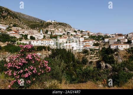 Dhermi, Albanien, dem 9. Juli 2019: Traditionelles Bergdorf über dem Mittelmeer in den albanischen Bergen Stockfoto