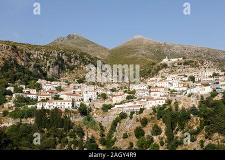 Dhermi, Albanien, dem 9. Juli 2019: Traditionelles Bergdorf über dem Mittelmeer in den albanischen Bergen Stockfoto