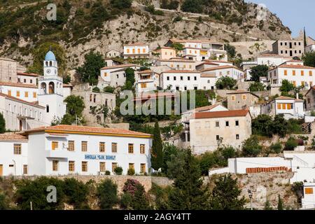 Dhermi, Albanien, dem 9. Juli 2019: Traditionelles Bergdorf über dem Mittelmeer in den albanischen Bergen Stockfoto