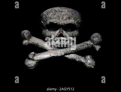 Totenkopf mit gekreuzten Knochen auf schwarzem Hintergrund. Konzept der Tod. Grabstein Stockfoto
