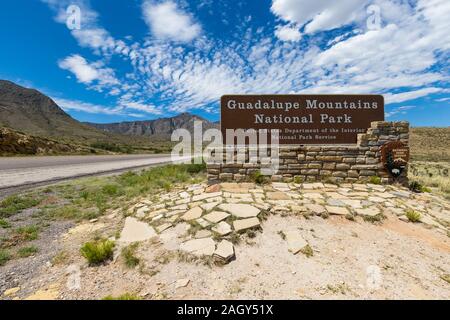 Salzsee, TX/USA - Juli 9, 2019: Guadalupe Mountains National Park anmelden Salzsee, TX, mit Kopie Raum Stockfoto