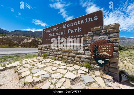 Salzsee, TX/USA - Juli 9, 2019: Guadalupe Mountains National Park anmelden Salzsee, TX, mit Kopie Raum Stockfoto