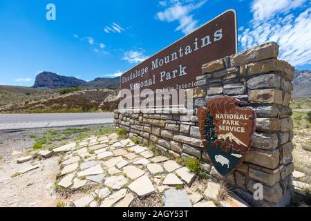 Salzsee, TX/USA - Juli 9, 2019: Guadalupe Mountains National Park anmelden Salzsee, TX, mit Kopie Raum Stockfoto