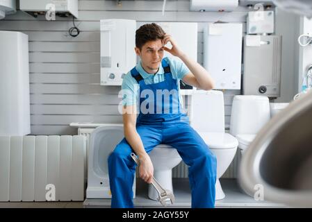 Klempner auf der Toilette sitzen in plumbering Store Stockfoto