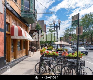 Geschäfte und La Fournette Cafe und Bäckerei in Old Town Chicago, North Wells Street, Chicago, Illinois, USA Stockfoto