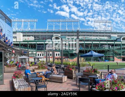 Terrasse von Starbucks Coffee Shop vor Wrigley Field Ballpark, Chicago, Illinois, USA Stockfoto