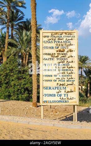 Schild am Eingang zu Saqqara Nekropole in der Nähe von Mwmphis, außerhalb von Kairo, Ägypten, in der die Gräber und andere Attraktionen Stockfoto