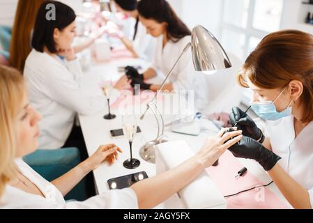 Gruppe von Frauen auf Maniküre, Beauty Salon Stockfoto