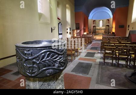 Eine Schriftart mit einer naturalistischen Design in St Marks Kirche, Brithdir, in der Nähe von Dolgellau, Wales. Stockfoto