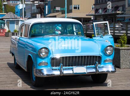 Die blauen im alten Stil Auto stehend auf einem hölzernen Pier in Ketchikan Stadt (Alaska). Stockfoto