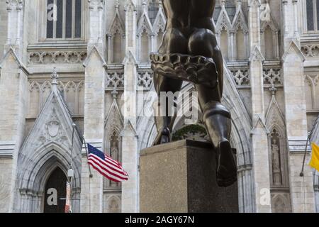 Aus dem Rockefeller Center zu sehen, dass das hintere Ende von Atlas mit Saint Patrick's Kathedrale auf der anderen Straßenseite auf der 5th Avenue. Stockfoto