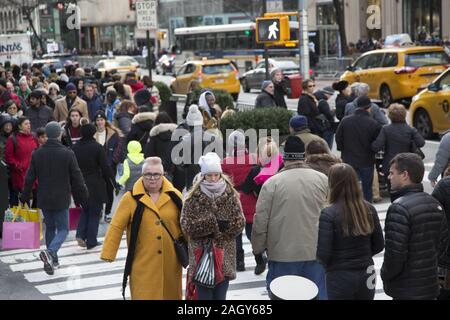 Massen von Touristen und New Yorker kick-off der Saison am "Schwarzen Freitag" auf der 5th Avenue an der 50th Street, die von Rockefeller Center in Midtown Manhatt Stockfoto