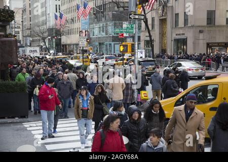 Massen von Touristen und New Yorker kick-off der Saison am "Schwarzen Freitag" auf der 5th Avenue an der 50th Street, die von Rockefeller Center in Midtown Manhatt Stockfoto