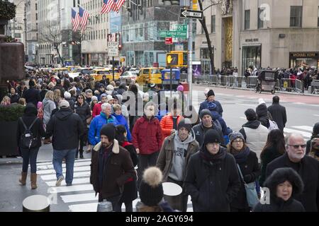 Massen von Touristen und New Yorker kick-off der Saison am "Schwarzen Freitag" auf der 5th Avenue an der 50th Street, die von Rockefeller Center in Midtown Manhatt Stockfoto