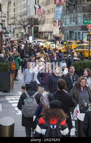 Massen von Touristen und New Yorker kick-off der Saison am "Schwarzen Freitag" auf der 5th Avenue an der 50th Street, die von Rockefeller Center in Midtown Manhatt Stockfoto