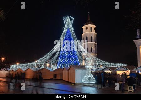 Den schönsten Weihnachtsbaum für Weihnachten 2019 und Neujahr 2020 in Europa wird in der Kathedrale von Vilnius, Litauen. Atemberaubende Weihnachtsbaum ist Stockfoto