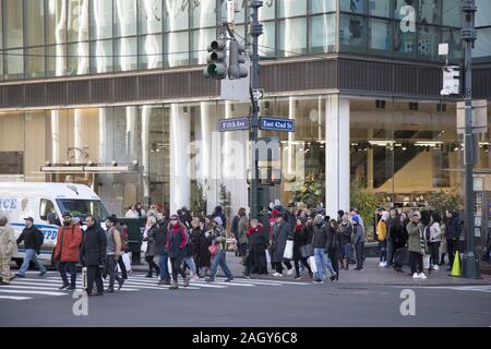 Feiertagkäufer Überqueren Sie die 5th Avenue entlang der 42nd Street am "Schwarzen Freitag" in Midtown Manhattan in New York City. Stockfoto