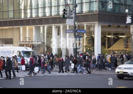 Feiertagkäufer Überqueren Sie die 5th Avenue entlang der 42nd Street am "Schwarzen Freitag" in Midtown Manhattan in New York City. Stockfoto