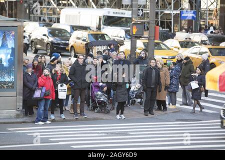 Fußgänger Kreuz 42nd Street auf der 5th Avenue am Schwarzen Freitag zum Auftakt der Holiday Shopping Season in New York City. Stockfoto