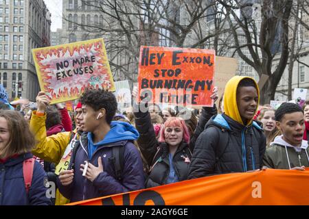 Schülerinnen und Schüler und andere treffen sich in New York City als Teil der Zukunft Freitag international student Klima Streikbewegung alle Ebenen der g zu erklären Stockfoto