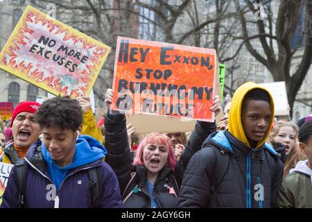 Schülerinnen und Schüler und andere treffen sich in New York City als Teil der Zukunft Freitag international student Klima Streikbewegung alle Ebenen der g zu erklären Stockfoto