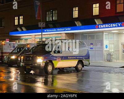 Krankenwagen Herausziehen von Maimonides Medical Center not Parkplatz in einem Notfall laufen an einem regnerischen Herbstnacht in Brooklyn, New York. Stockfoto