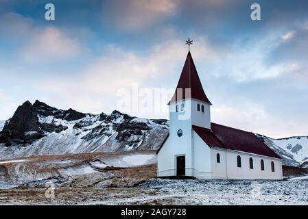 Die malerische Vik i Myrdal Kirche an der Spitze des Hügels im Dorf Vik im südlichen Island Stockfoto