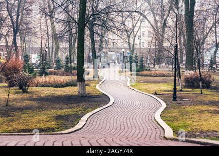 Pflaster Straße im Herbst Park an einem regnerischen Tag, Herbst Herbst Hintergrund Stockfoto