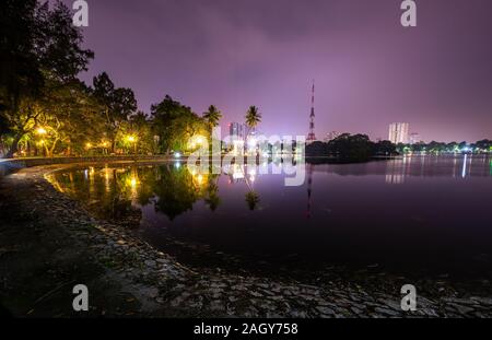 Bay Mau Lake Hanoi Vietnam schöne Magenta Abend Stockfoto