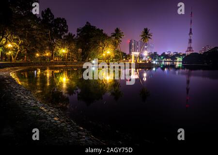 Bay Mau Lake Hanoi Vietnam schöne Magenta Abend Stockfoto