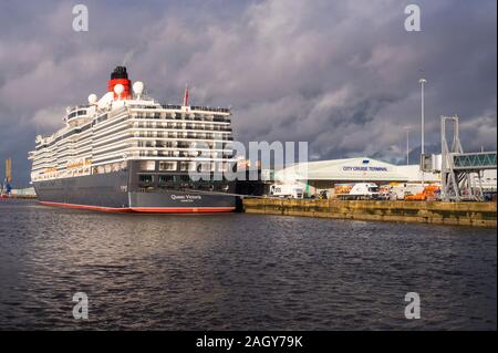 Die Cunard Cruise Schiff MS Queen Victoria und der Stadt Cruise Terminal in Southampton Western Docks Stockfoto